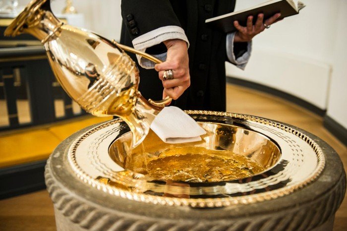 Dåbsfad bliver fyldt med vand fra dåbskande