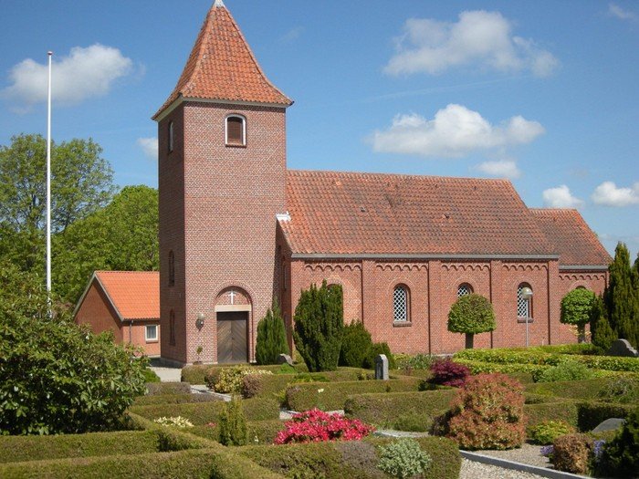 Sørup kirke en solskinsdag