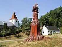 Træskulptur foran Gravlev kirke