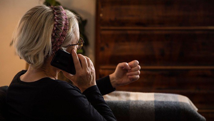 Kvinde set bagfra taler i telefon